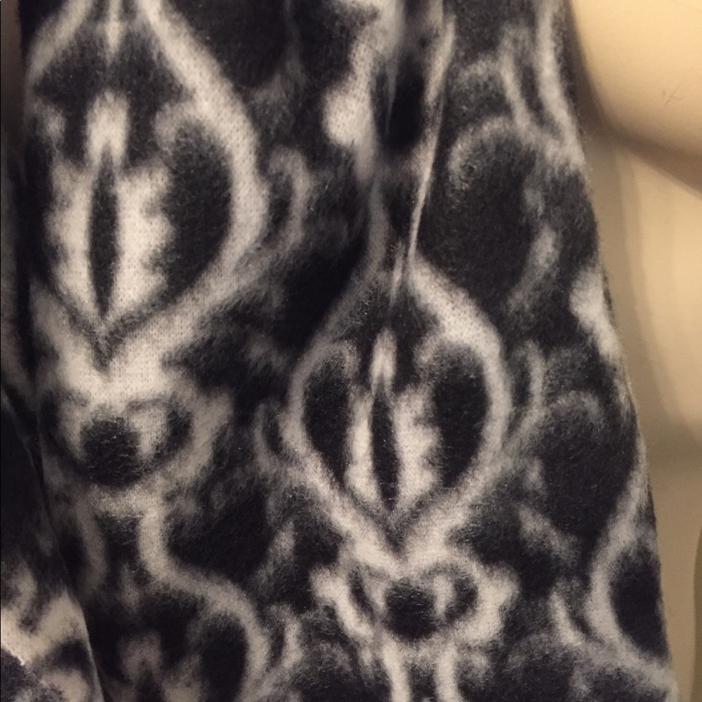 FLEECE SCARF🎀WORN ONCE🎀 - Picture 4 of 7